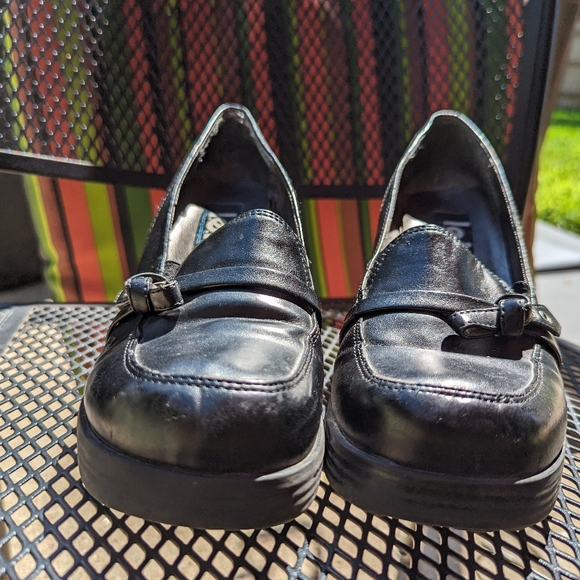 l.e.i. 8 black "leather" loafer heels with bow - Picture 2 of 9
